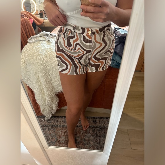 Shein Groovy Patterned Shorts - Picture 2 of 8